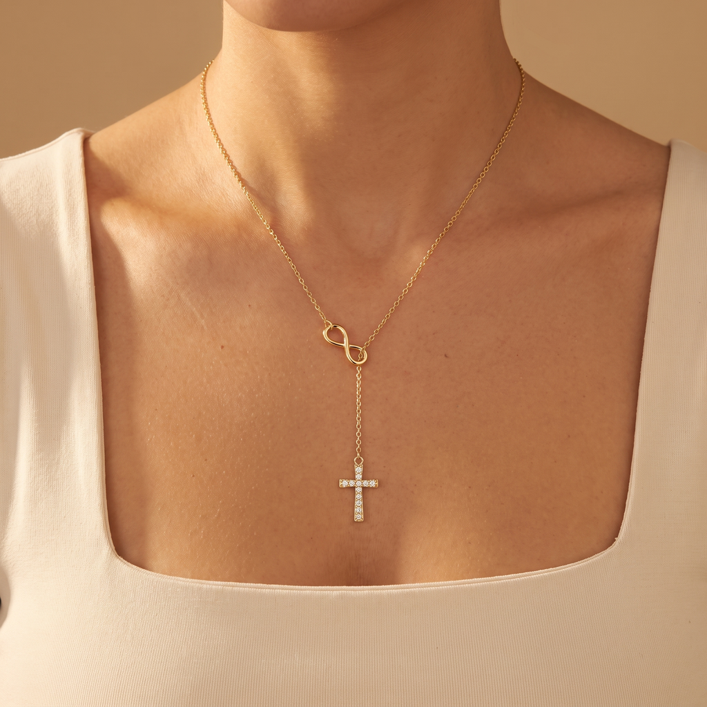 Collar Cruz e Infinito Fe Eterna, cruz con circonias estilo lariat – puesto mostrando la caída en Y