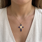 Collar Cruz de la Virgen de Guadalupe con circonias, cruz de cristales gota con medalla mariana – puesta en el cuello
