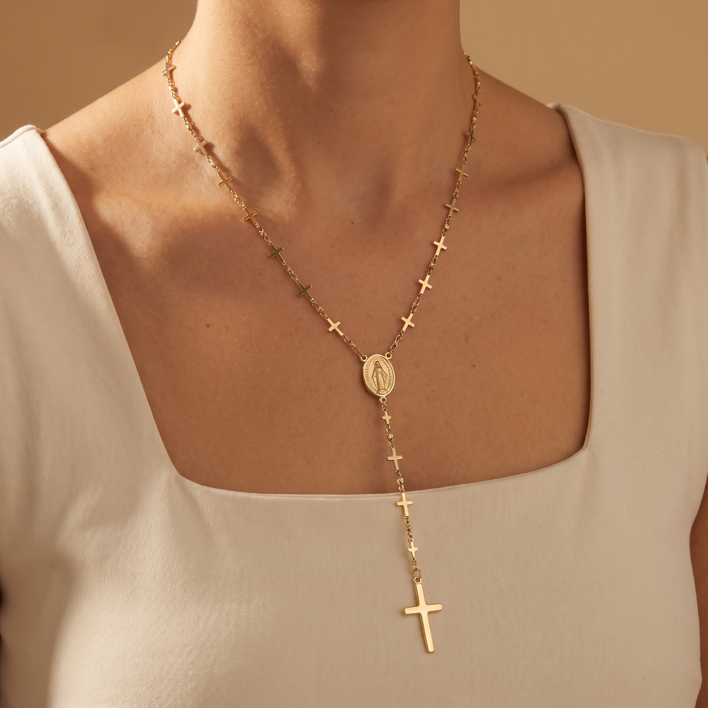 Collar Rosario en Y dorado con crucecitas y medalla de la Virgen Milagrosa – puesto en el cuello