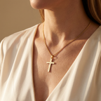 Collar de Cruz lisa de Fe y Protección en cadena cubana – puesto en el cuello