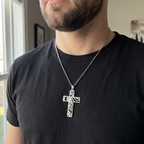 Collar de Cruz de acero inoxidable con corona de espinas y silueta de Jesús – puesto en el cuello