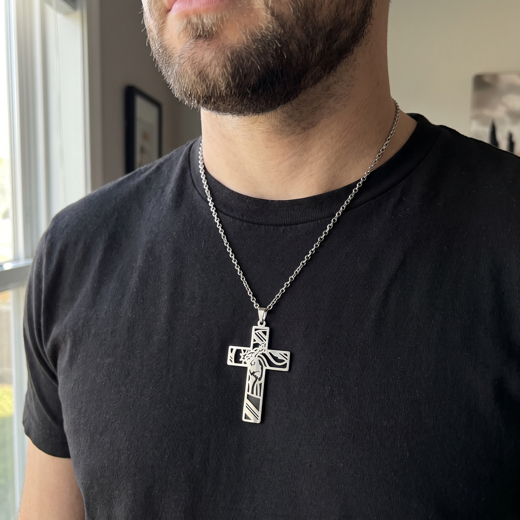 Collar de Cruz de acero inoxidable con corona de espinas y silueta de Jesús – puesto en el cuello