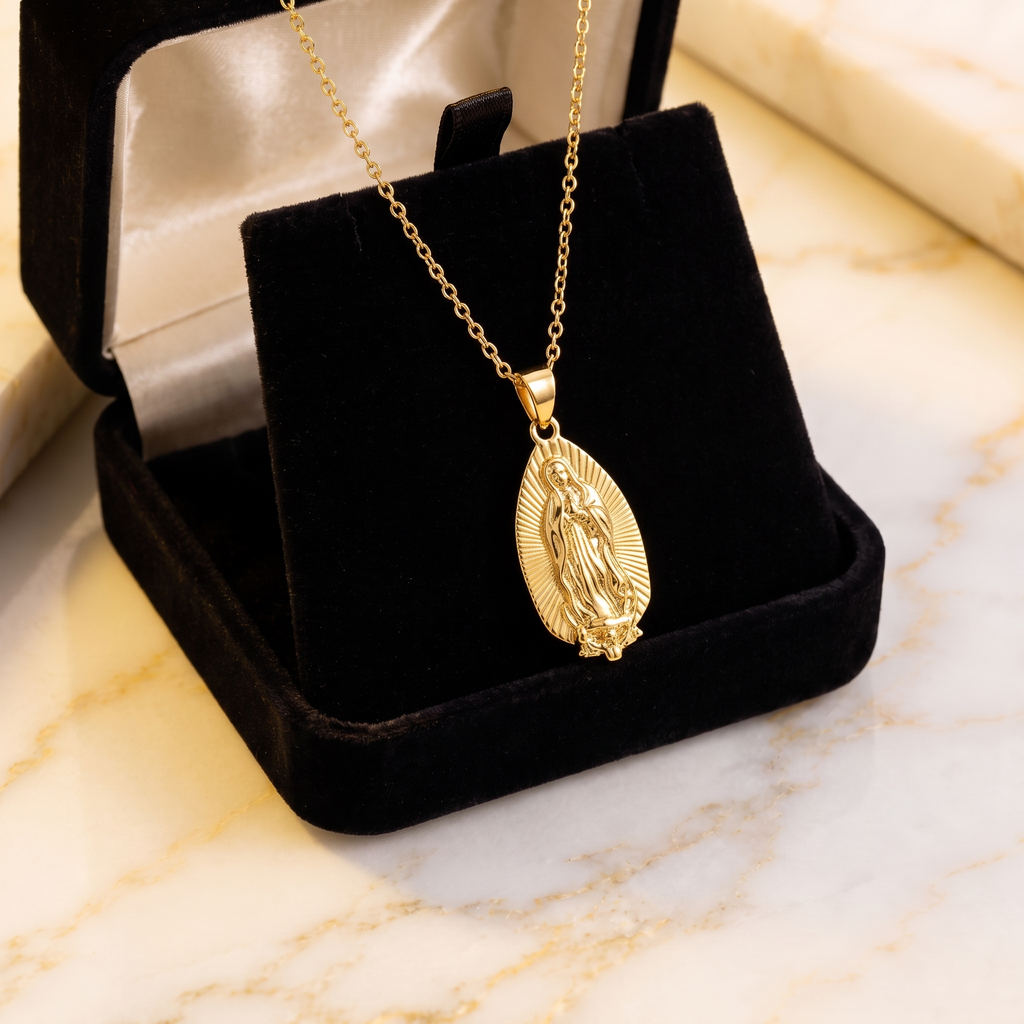 Collar Virgen de Guadalupe en forma de gota, relieve dorado con borde de rayos – en caja de terciopelo