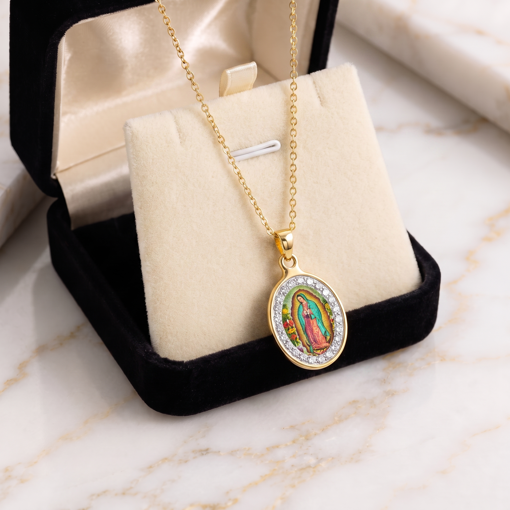 Collar Virgen de Guadalupe de acero inoxidable con imagen a color y circonias – en caja de terciopelo