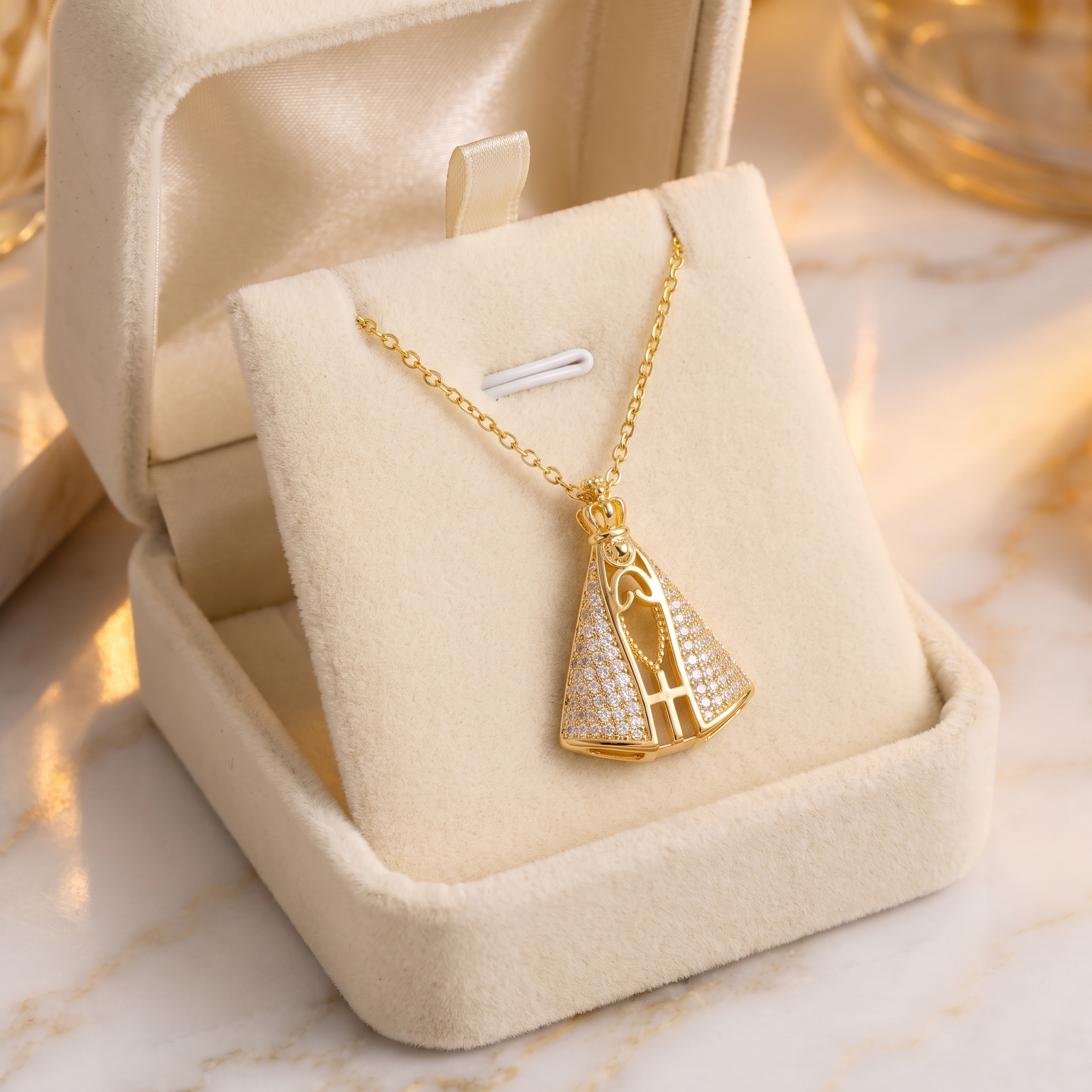 Collar de la Virgen María con pavé de circonias en dorado – en caja de terciopelo