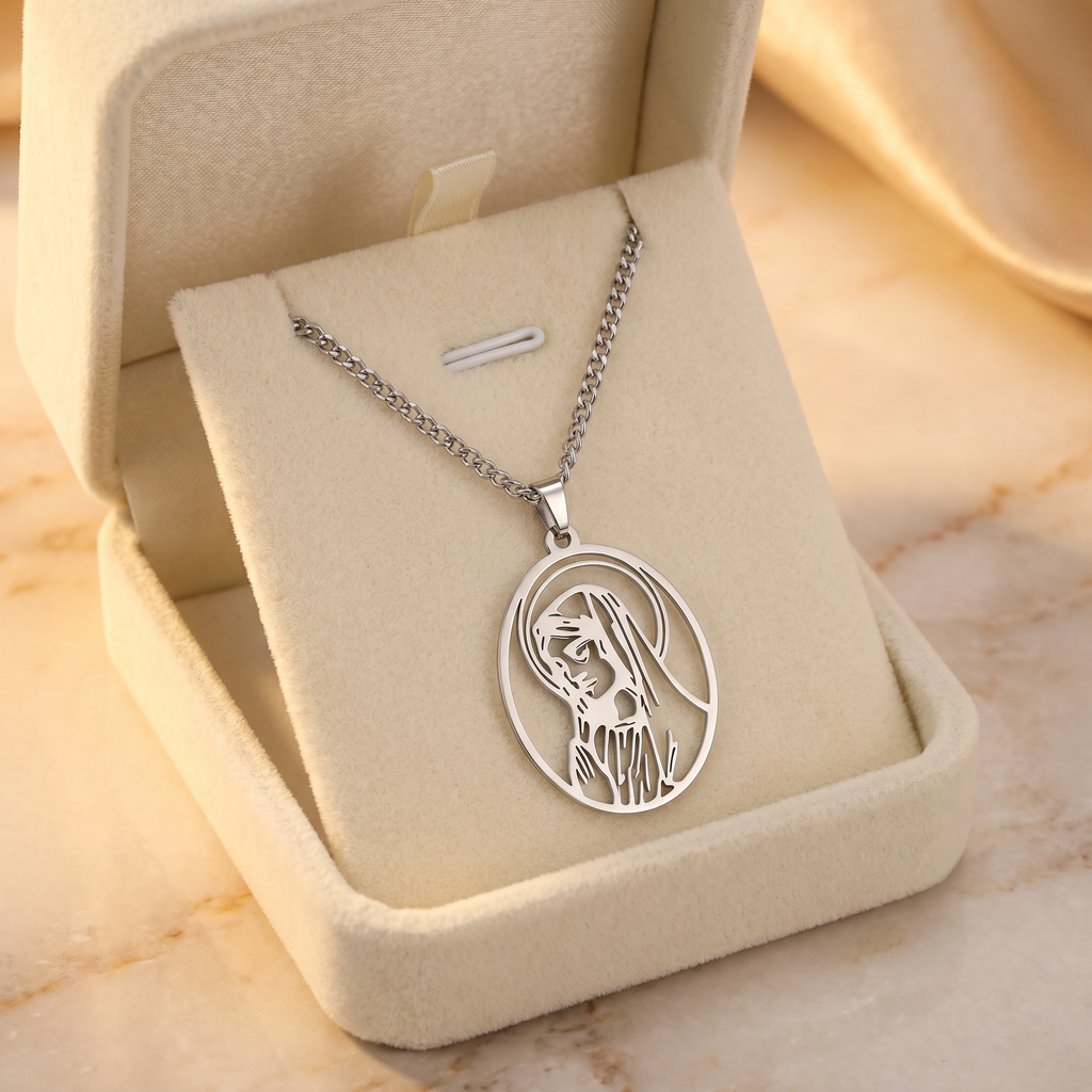 Collar con colgante oval calado de la Virgen María en acero inoxidable – en caja de terciopelo