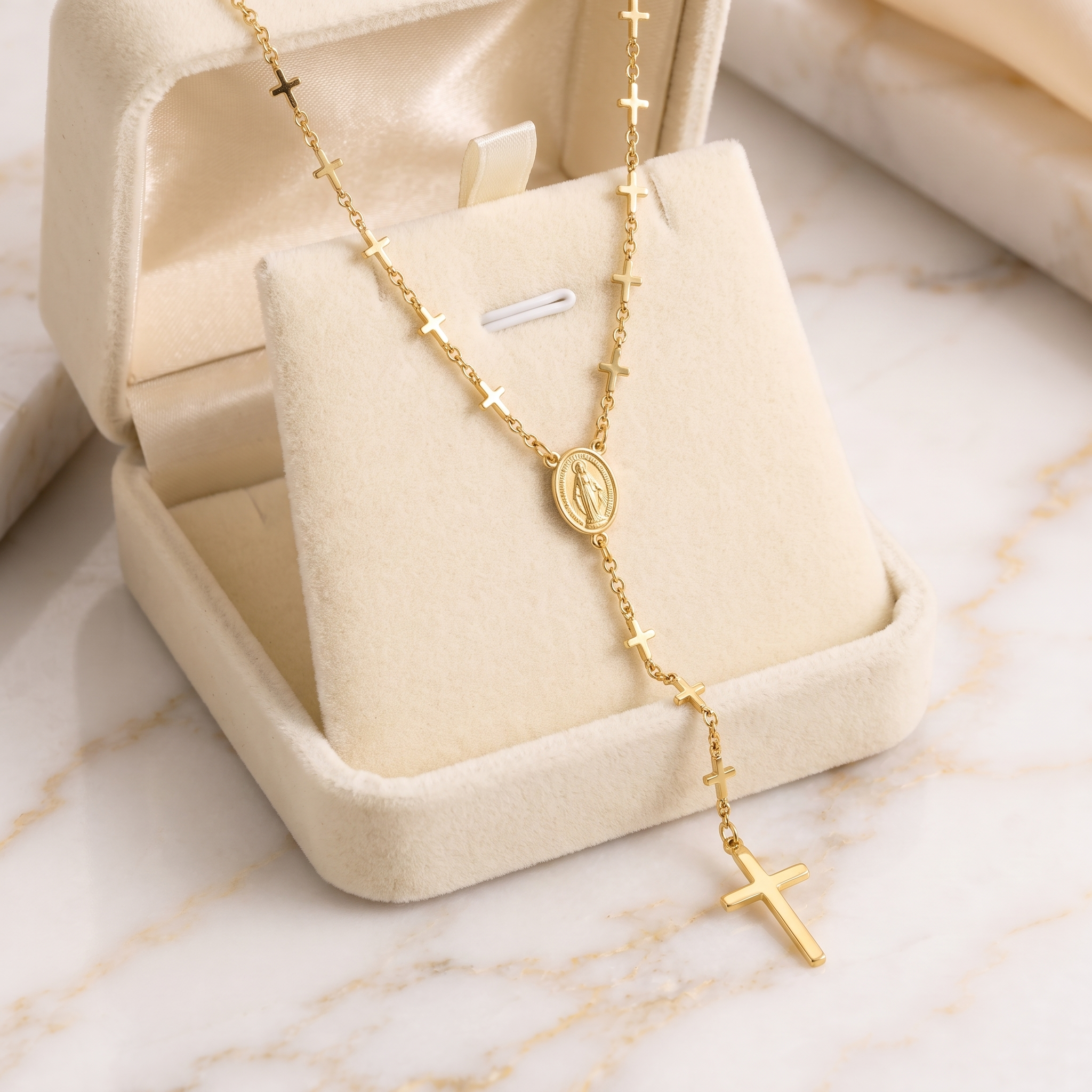 Collar Rosario en Y dorado con crucecitas y medalla de la Virgen Milagrosa – en caja de terciopelo