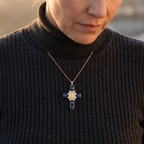 Collar Cruz de la Virgen de Guadalupe con circonias, cruz de cristales gota con medalla mariana – sobre suéter oscuro