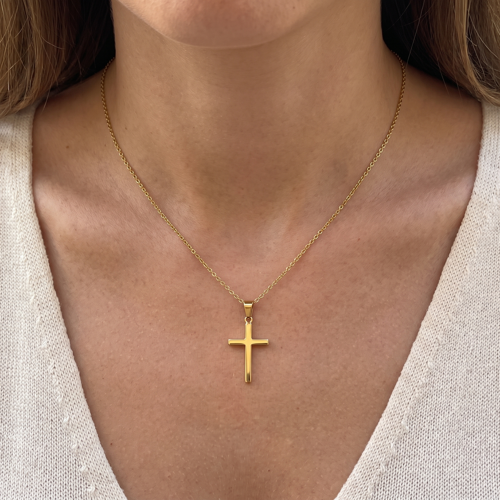 Collar Cruz Sencilla dorada, cruz cristiana clásica lisa pulida – puesta en el cuello de mujer