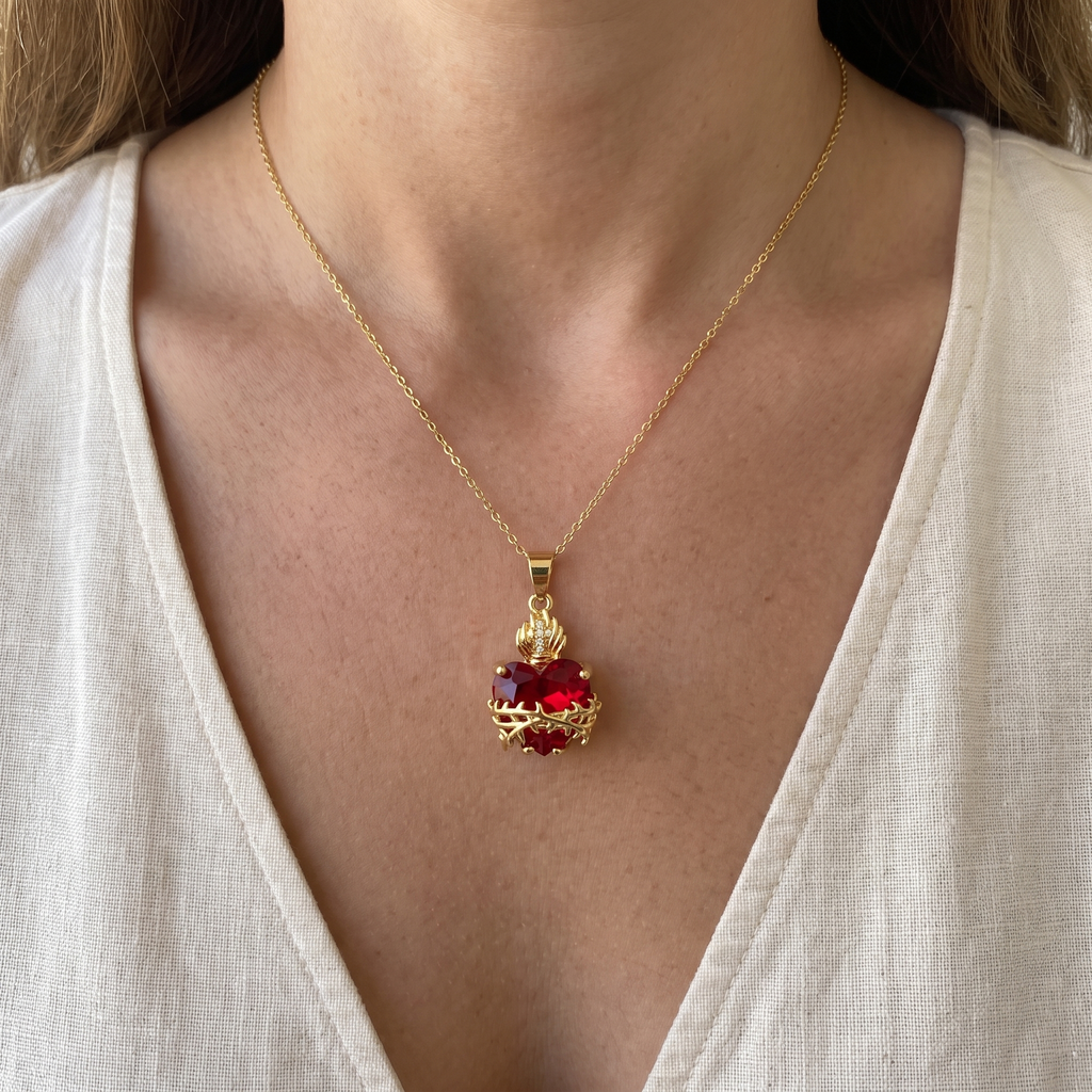 Collar Sagrado Corazón de Jesús con circonia roja, corazón de cristal rojo con corona de espinas, llama y cruz – puesto en el cuello