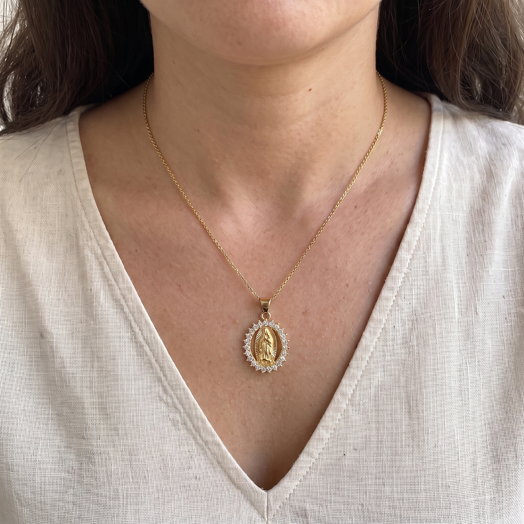 Collar Virgen de Guadalupe, medalla ovalada dorada con marco de circonias blancas – puesta en el cuello