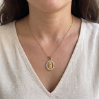 Collar Virgen de Guadalupe, medalla ovalada dorada con marco de circonias blancas – puesta en el cuello