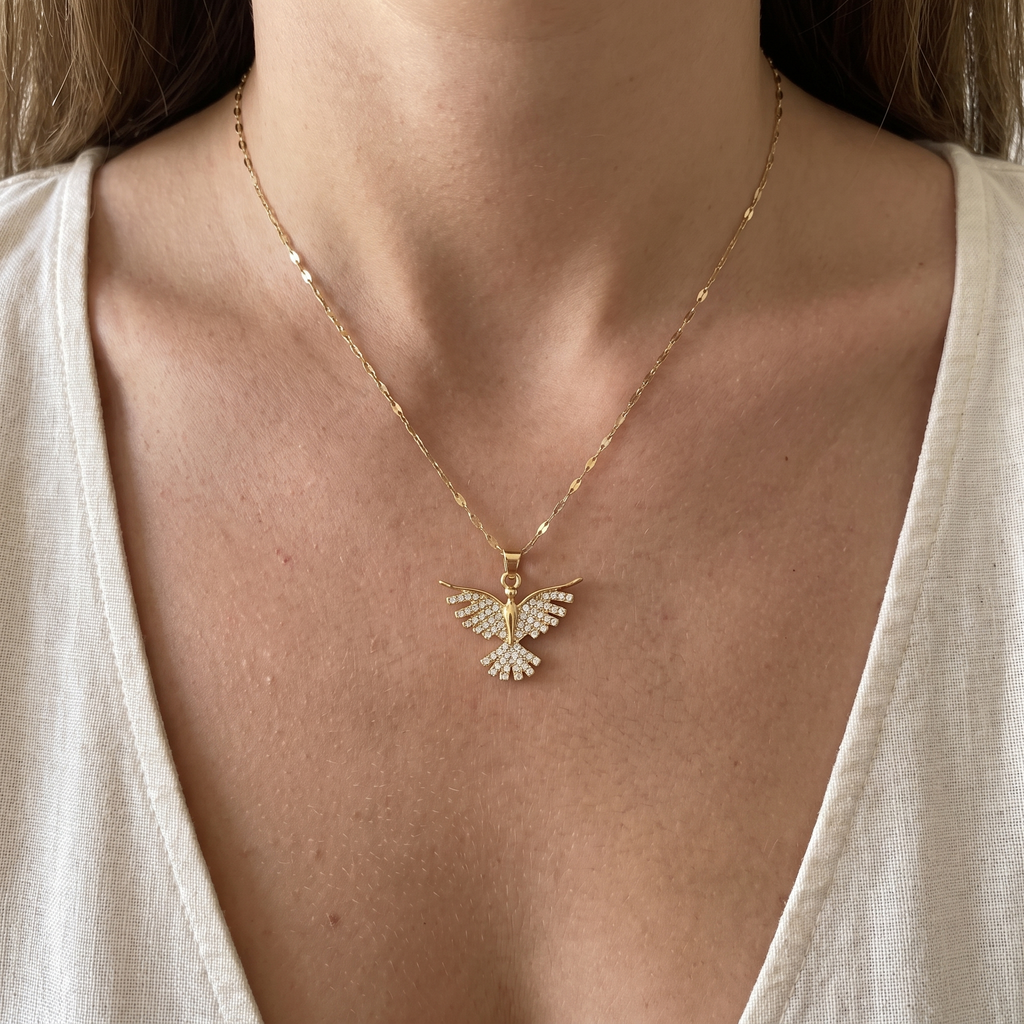 Collar Paloma del Espíritu Santo dorada con alas de circonias, colgante de paloma – puesta en el cuello