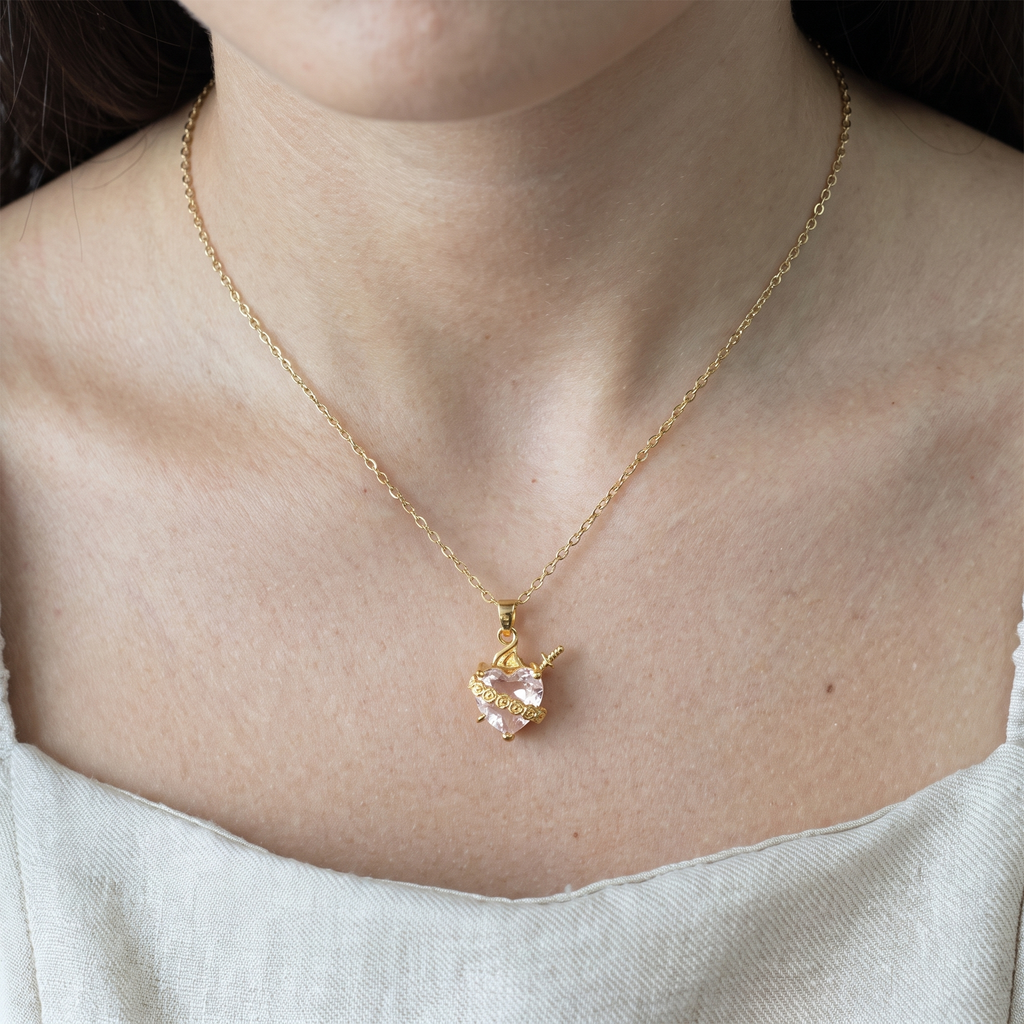 Collar del Inmaculado Corazón de María con cristal rosa en forma de corazón, espada dorada y rosas – puesto en el cuello, estilo cotidiano