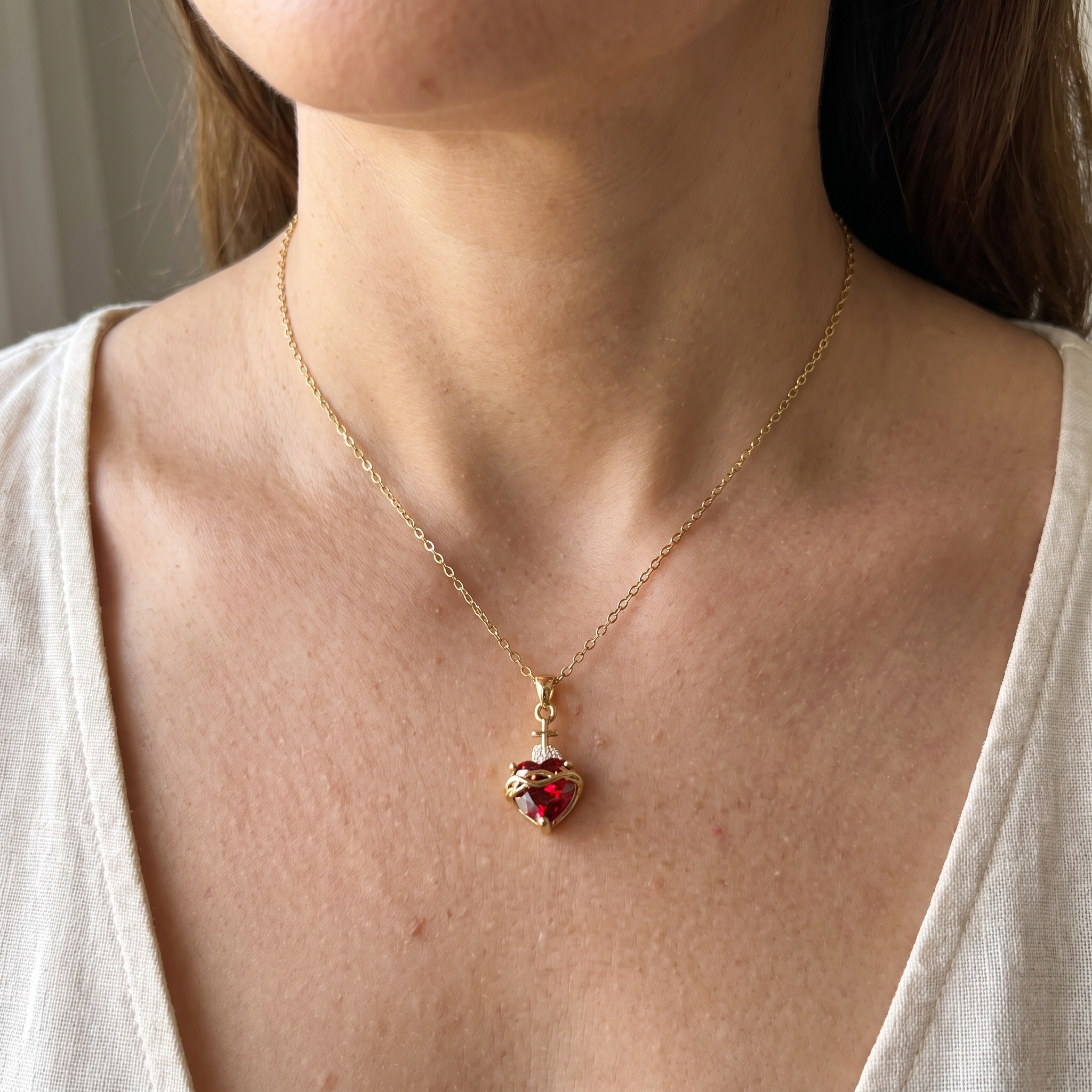 Collar del Sagrado Corazón de Jesús del kit, puesto en el cuello para uso diario