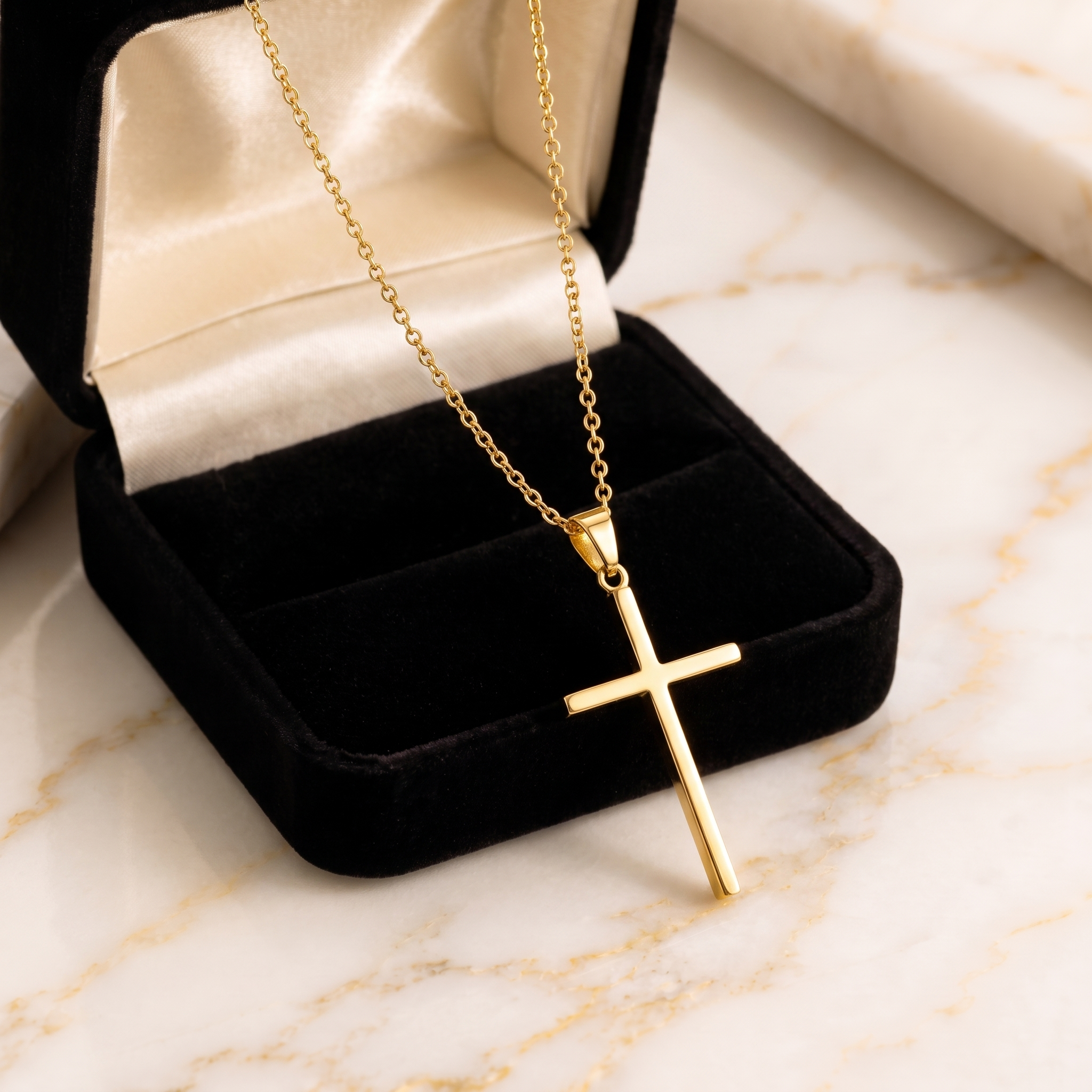 Collar Cruz Sencilla dorada, cruz cristiana clásica lisa pulida – en caja de terciopelo, ideal para regalo