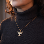 Collar Paloma del Espíritu Santo dorada con alas de circonias, colgante de paloma – sobre suéter oscuro