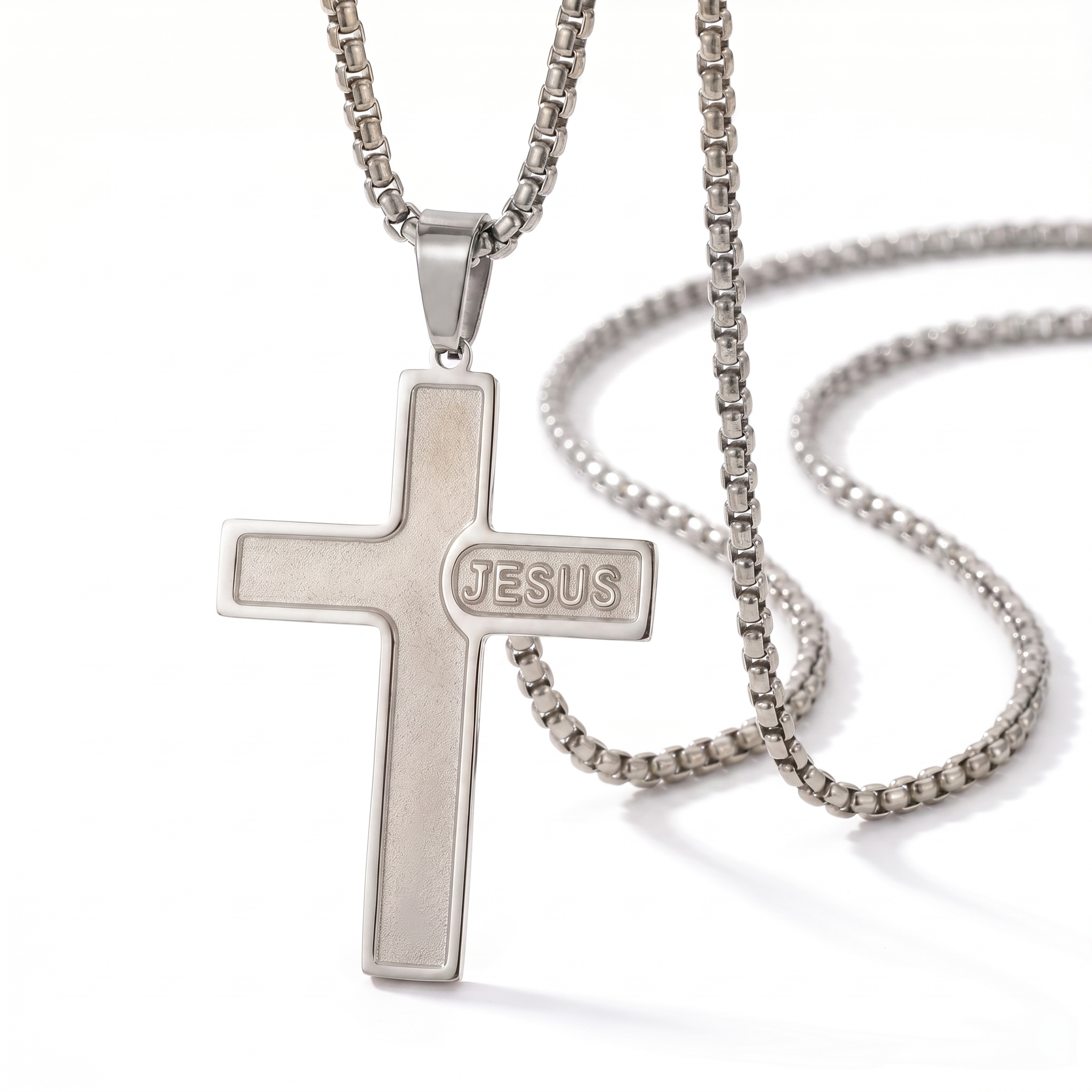 Amuleto de Cruz de acero inoxidable con la palabra JESÚS grabada – variante en plateado