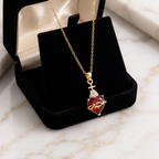 Collar del Sagrado Corazón de Jesús con cristal rojo en forma de corazón, cruz dorada y circonitas – presentado en caja de terciopelo, ideal para regalo