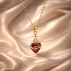 Collar del Sagrado Corazón de Jesús con cristal rojo en forma de corazón, cruz dorada y circonitas – colgante y cadena sobre satén champán