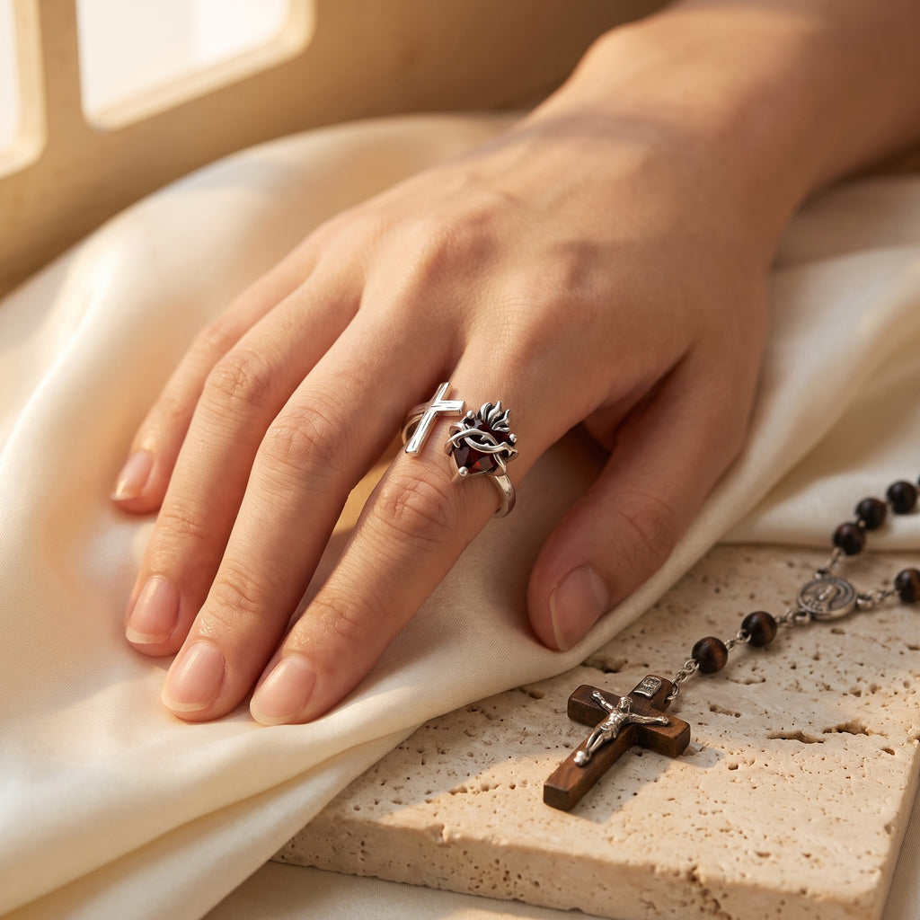 Anillo devocional del Sagrado Corazón de Jesús, ambiente de fe en tonos cálidos