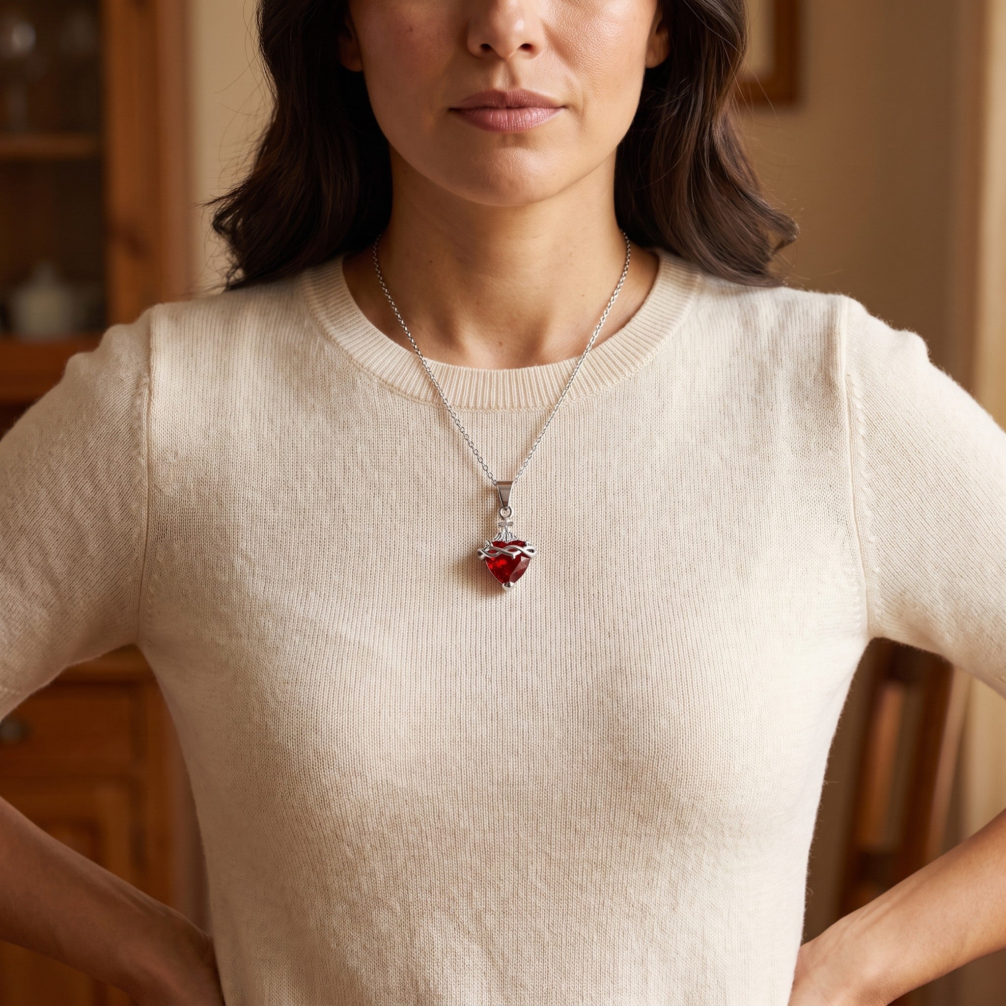 Mujer con el collar del Sagrado Corazón de Jesús en plateado