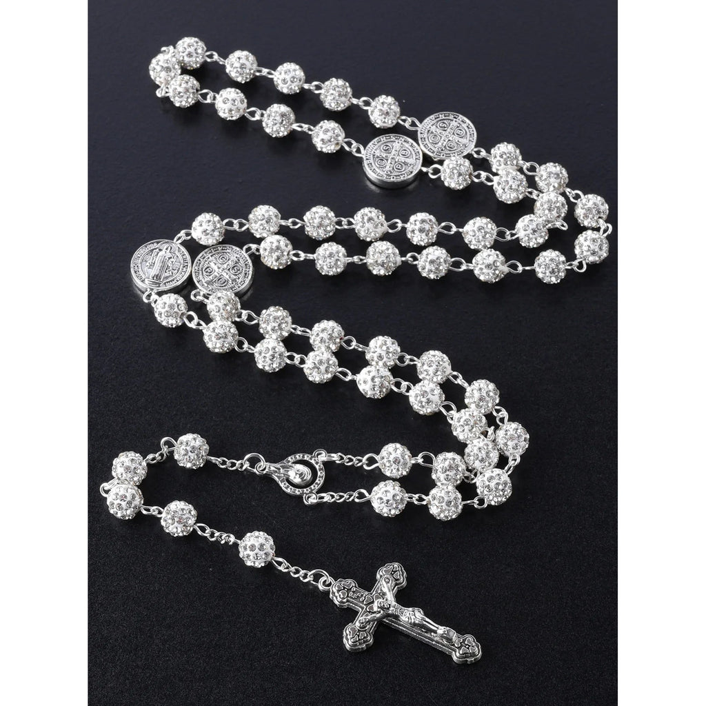 Rosario de Cristal Brillante con Medalla de San Benito en mano — rosario de cristal devocional