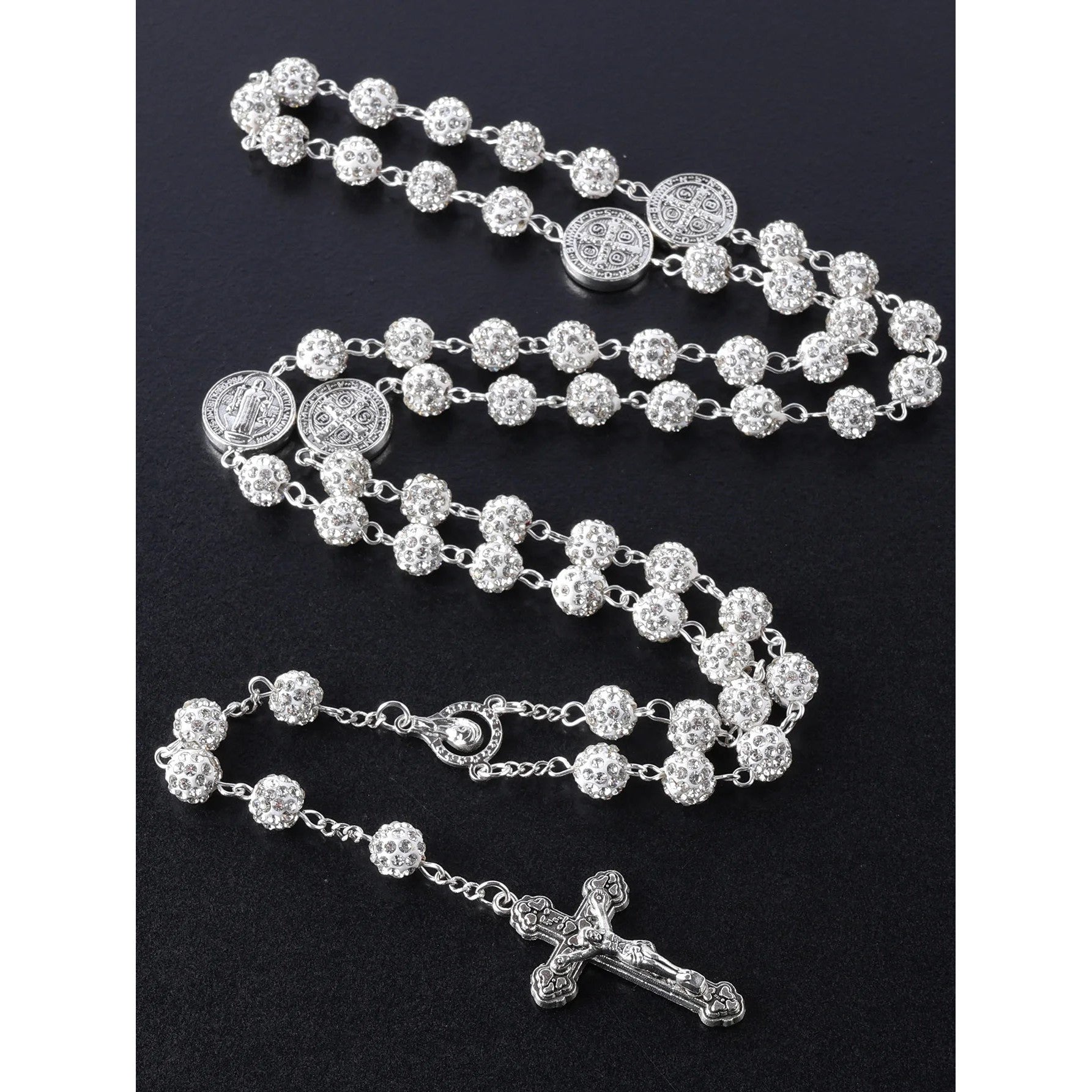Rosario de Cristal Brillante con Medalla de San Benito en mano — rosario de cristal devocional