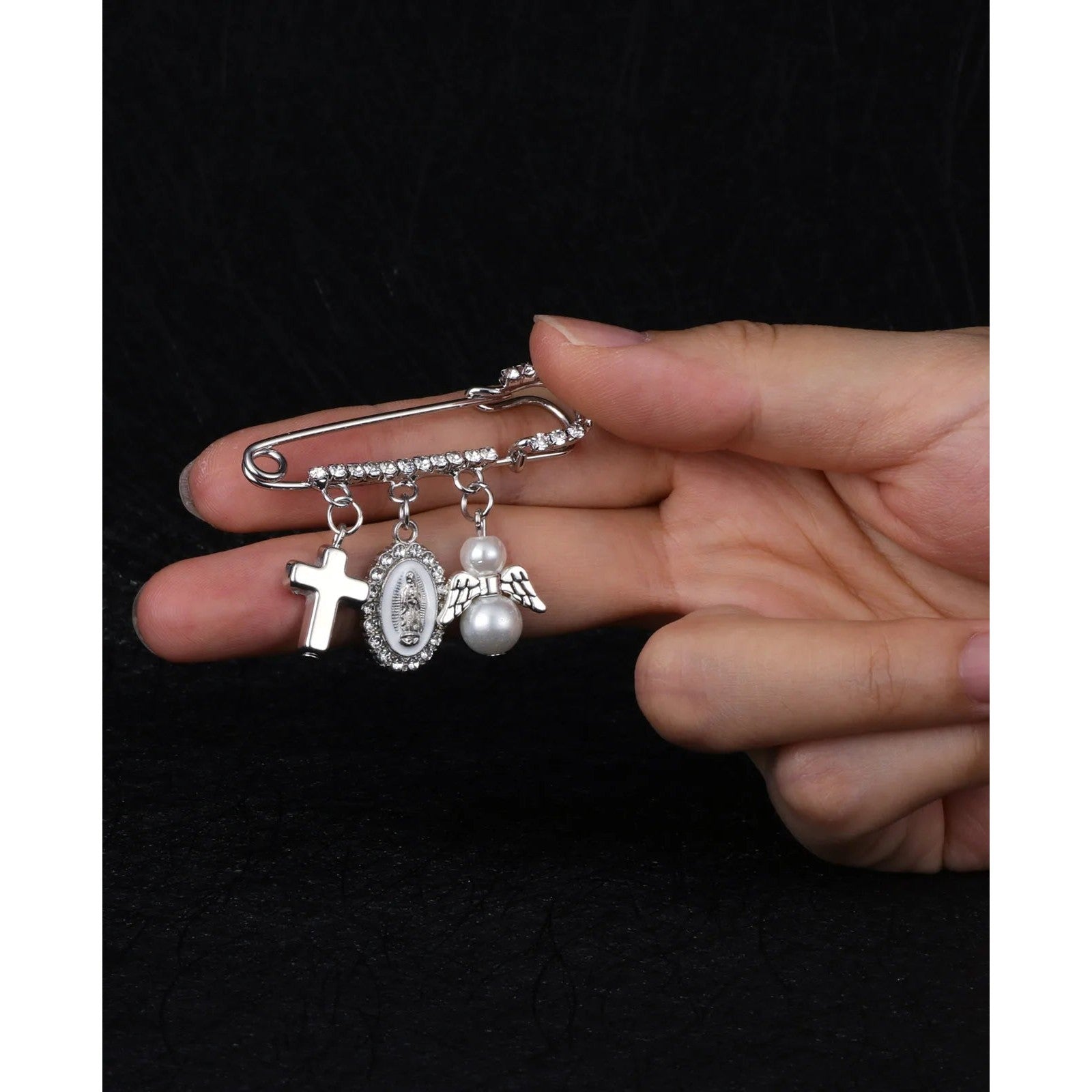 Detalle del cierre y cadena — Broche Nuestra Senora de Guadalupe - Luz, Fe y Elegancia