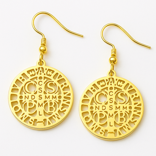 Pendientes de San Benito: Luz y Protección en Acero Dorado