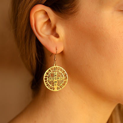 Pendientes de San Benito: Luz y Protección en Acero Dorado