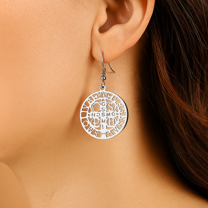 Pendientes de San Benito: Luz y Protección en Acero Dorado