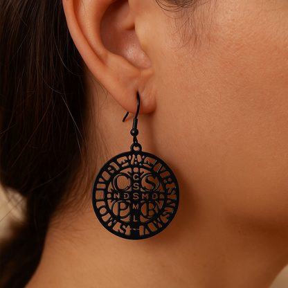 Pendientes de San Benito: Luz y Protección en Acero Dorado