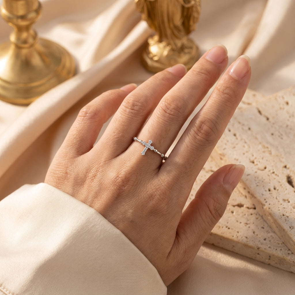 Anillo devocional de cruz con circonias en plata, ambiente de fe