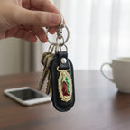 Llavero Virgen de Guadalupe en Cuero PU - Estilo Vintage en mano — llavero de cuero PU devocional