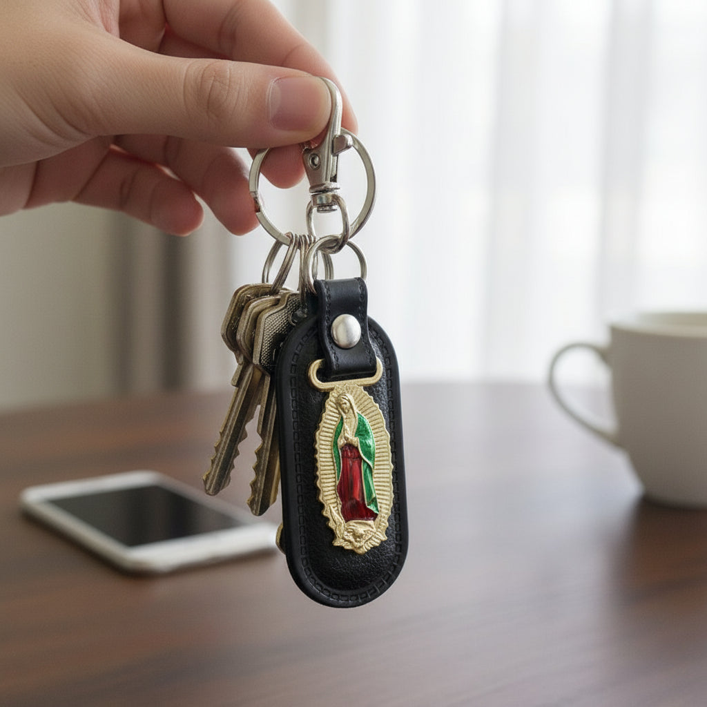 Llavero Virgen de Guadalupe en Cuero PU - Estilo Vintage en mano — llavero de cuero PU devocional