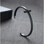 Brazalete de Cruz de Acero Inoxidable: Simbolo de Fe y Proteccion en mano — brazalete de acero inoxidable devocional