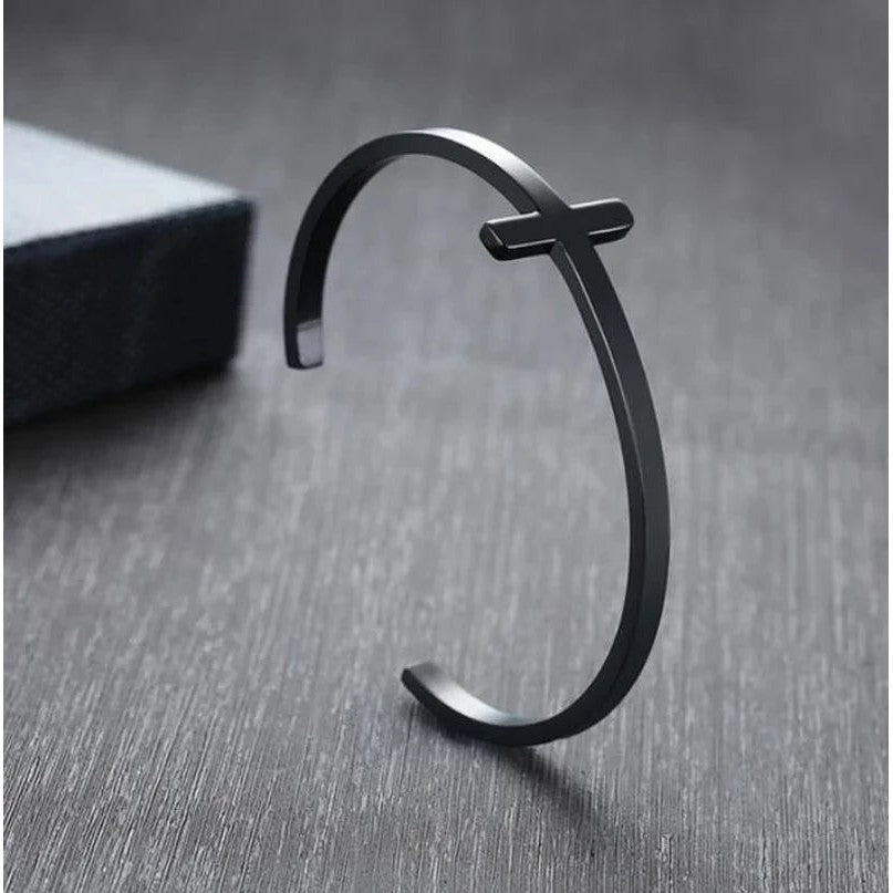 Brazalete de Cruz de Acero Inoxidable: Simbolo de Fe y Proteccion en mano — brazalete de acero inoxidable devocional
