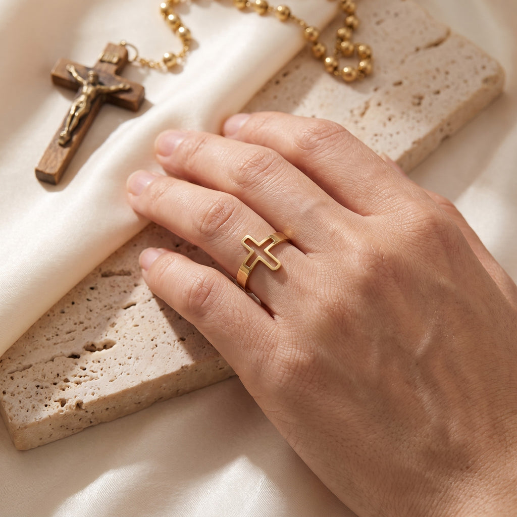 Anillo de cruz minimalista ajustable, puesto en la mano
