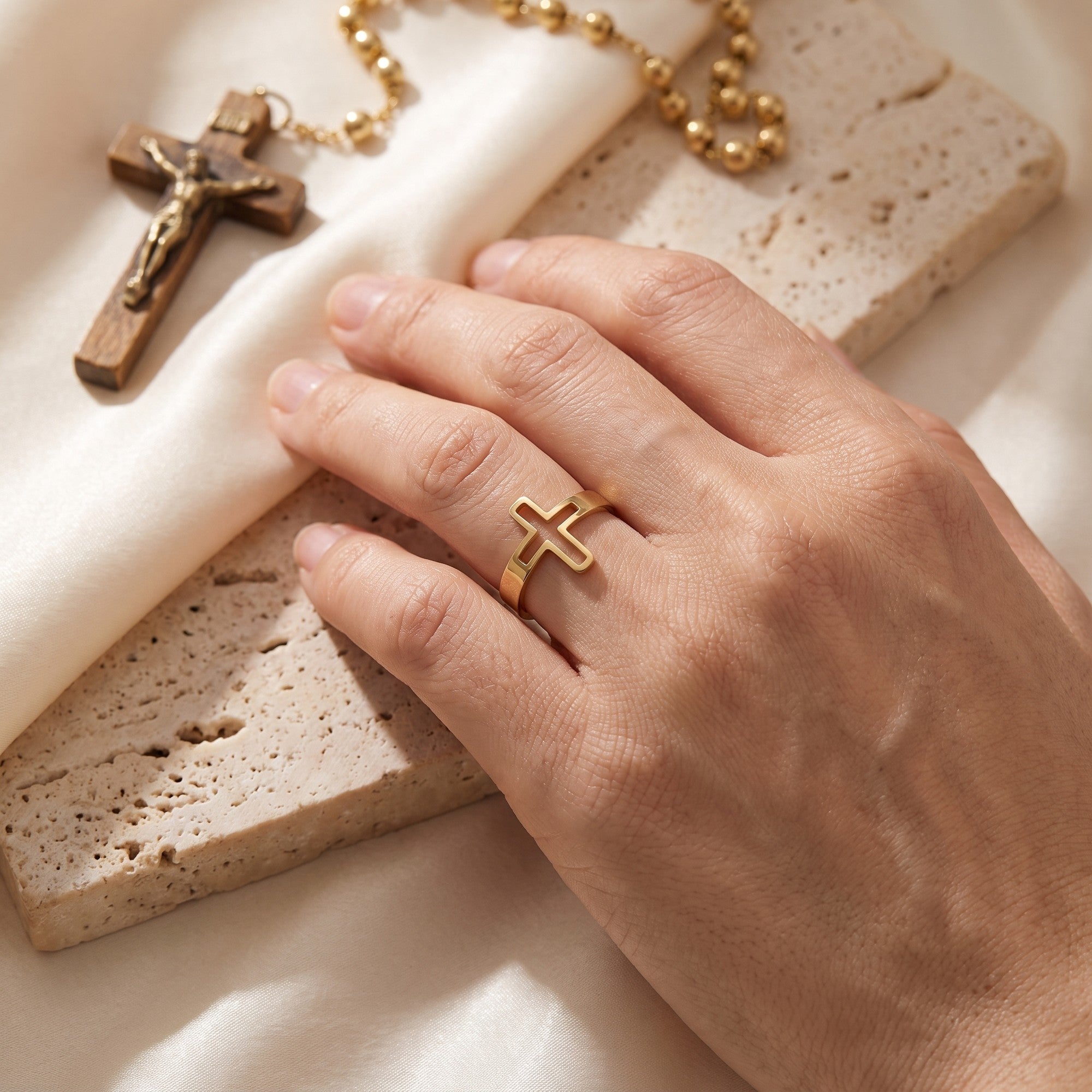 Anillo de cruz minimalista ajustable, puesto en la mano