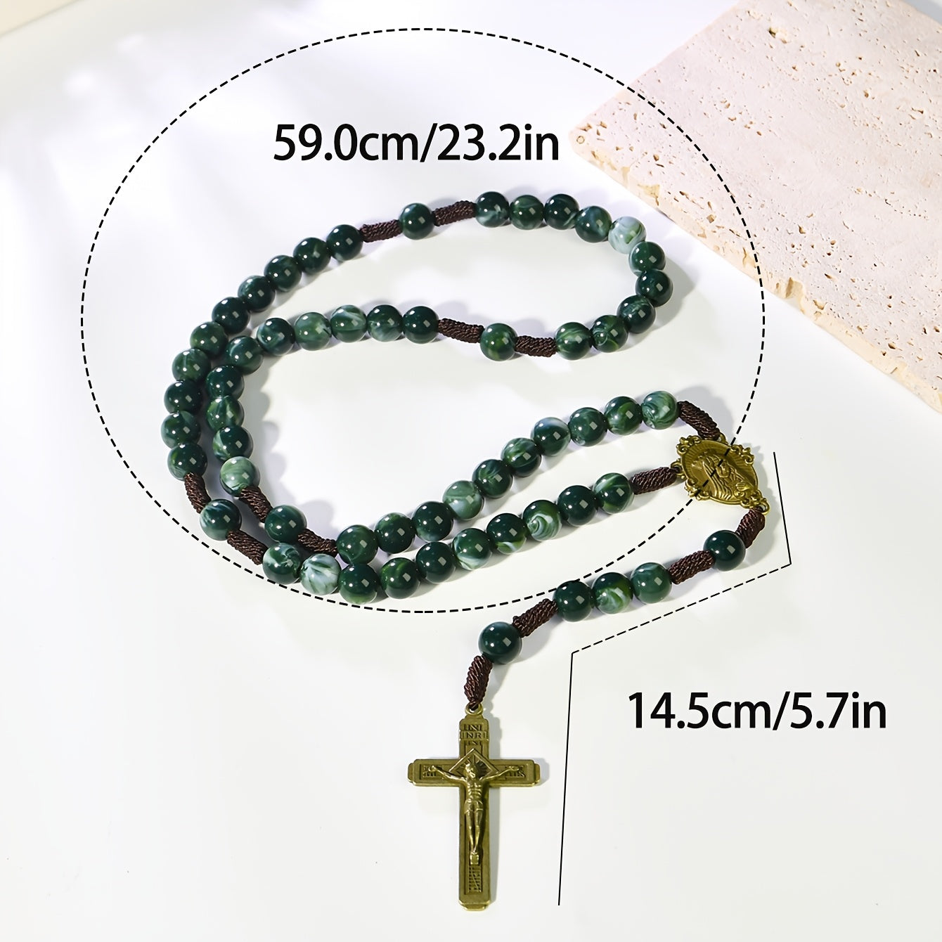 Rosario verde con medalla dorada — accesorio devocional de acrilico