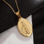 Detalle de la Medalla Milagrosa de la Virgen en dorado