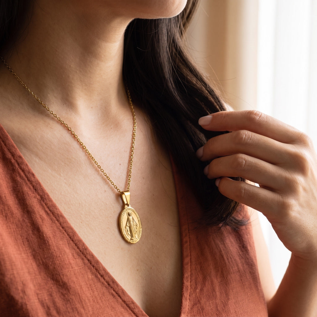 Mujer con la Medalla Milagrosa de la Virgen en dorado