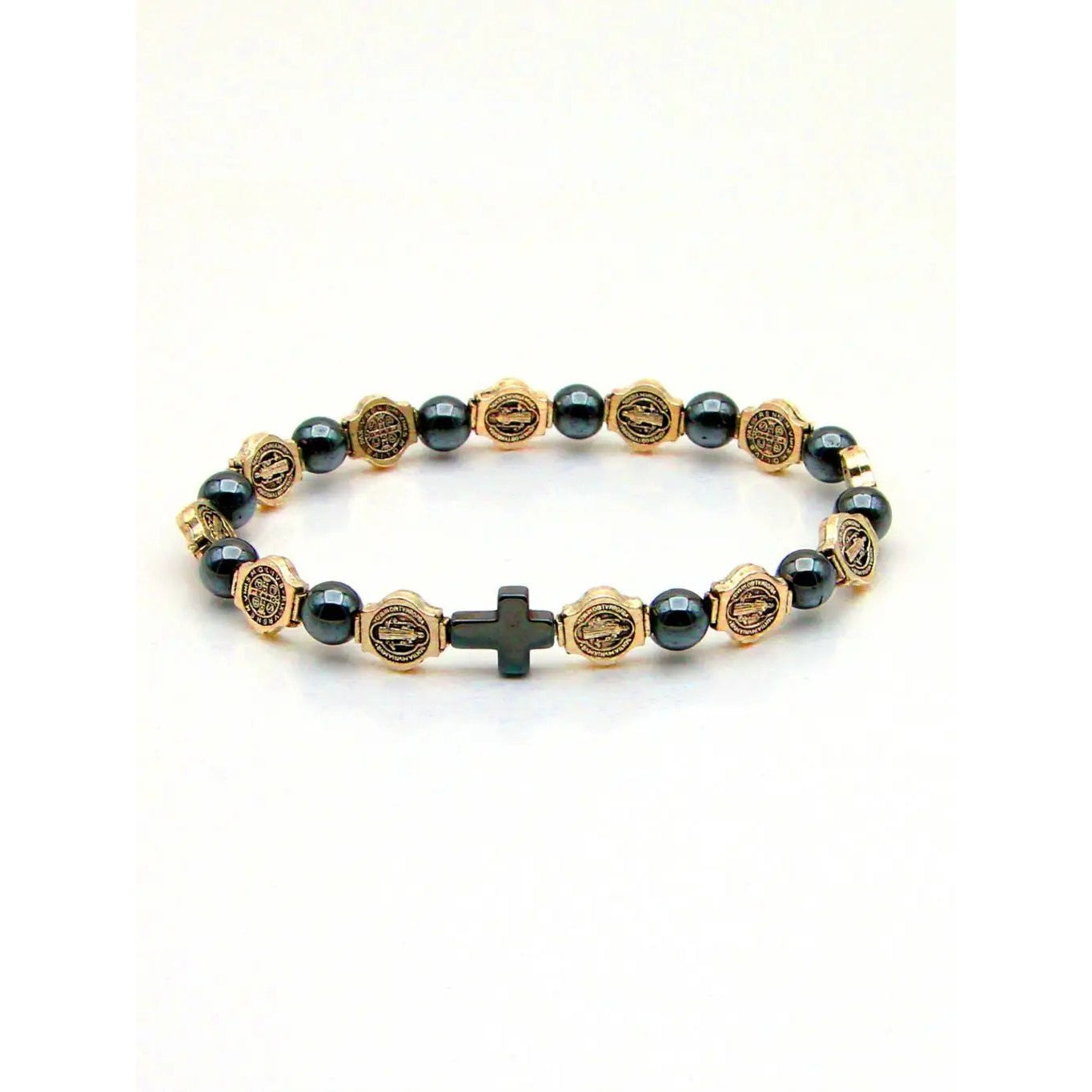 Pulsera de Rosario de San Benito en Hematita sobre superficie de madera — presentacion del producto