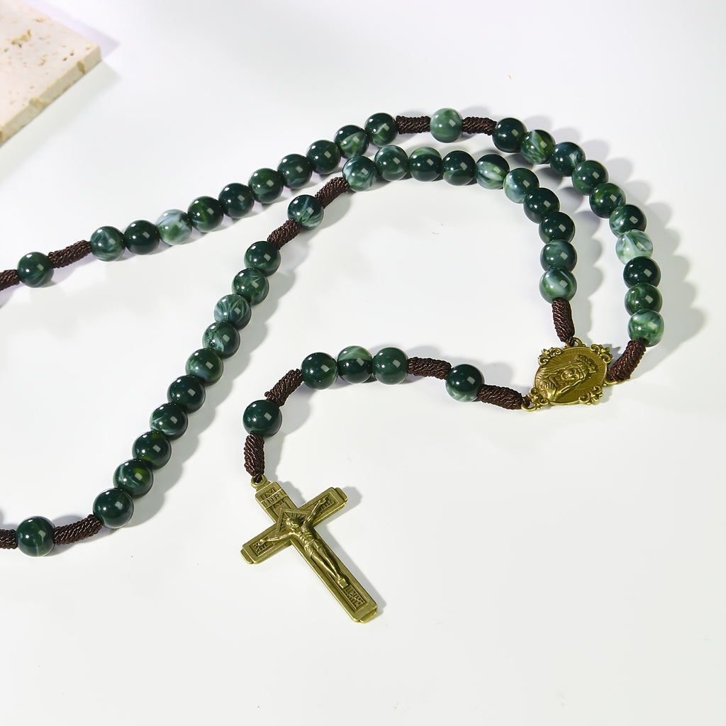 Cuentas verdes oscuras del rosario — textura y color de cerca