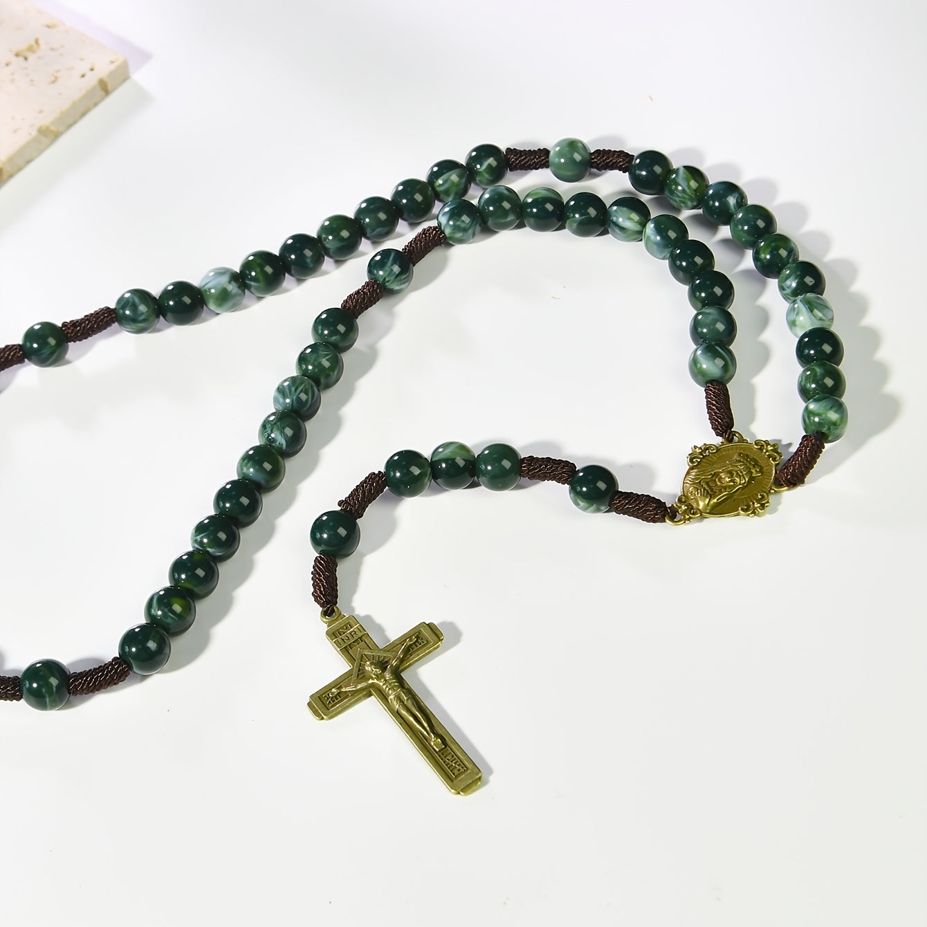 Cuentas verdes oscuras del rosario — textura y color de cerca