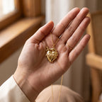 Colgante del Inmaculado Corazón de María en la mano, mostrando su tamaño