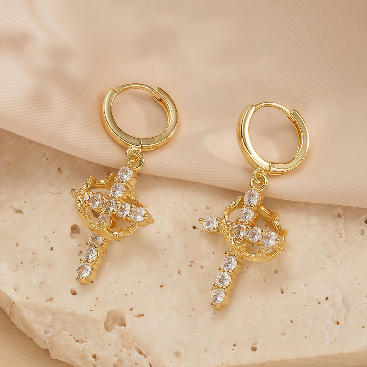 Pendientes Cruz y Corona - Bano Dorado con Zirconia — pendientes devocional en uso