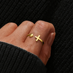 Anillo Cruz Minimalista - Acero Inoxidable con Bano Dorado en mano — anillo de acero inoxidable devocional
