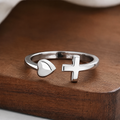 Anillo Cruz Minimalista - Acero Inoxidable con Bano Dorado — detalle de acero inoxidable de cerca